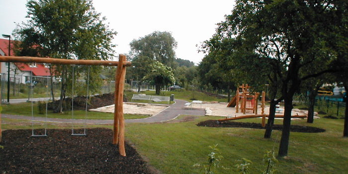 Blick auf den Spielplatz mit Schaukel, Kombianlage und Sandkästen nach Erstellung