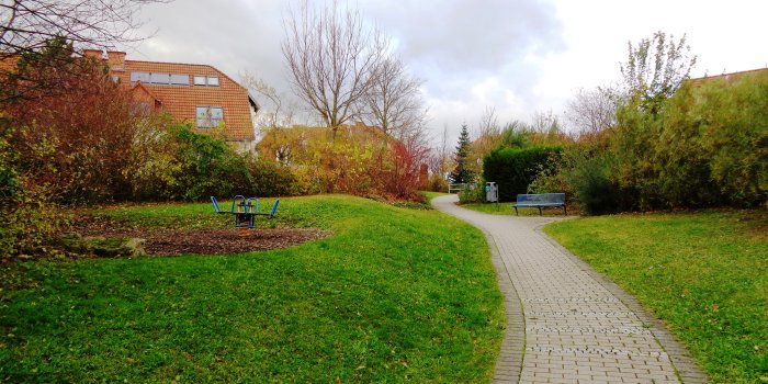 Foto: Spielplatz Am Linderkirchhofe: Grünanlage © Stadtverwaltung Erfurt gepflasterter Gehweg durchkreuzt Grünanlage