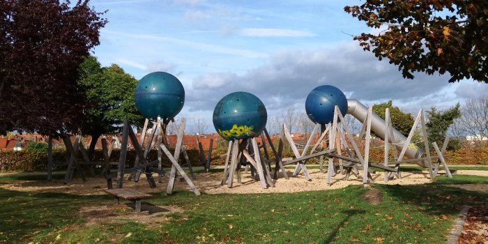 Foto: Spielplatz Petersberg: Kletterkombination © Stadtverwaltung Erfurt Klettergerüst aus Holz mit großen blauen Kugeln und Röhrenrutsche