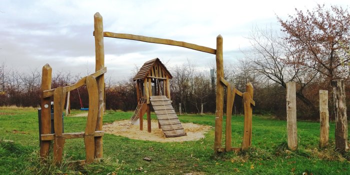 Foto: Spielplatz Kakteenweg: Kombi-Spielanlage © Stadtverwaltung Erfurt Turmhaus aus Holz mit Kletterleiter und Rampe