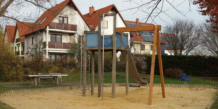 Foto: Spielplatz Am Burggraben: Kombi-Spielanlage mit Rutsche und Schaukel © Stadtverwaltung Erfurt große Sandfläche mit Kletterturm, Rutsche und Schaukel