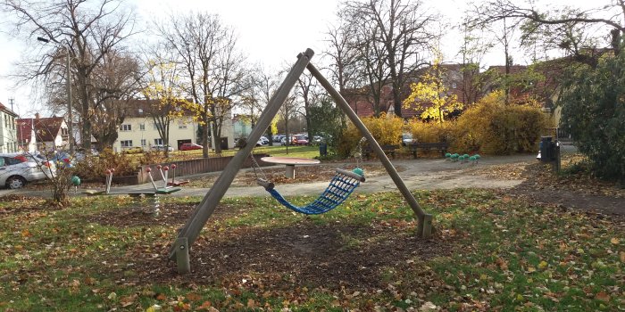 Foto: Spielplatz Loburger Straße © Stadtverwaltung Erfurt Hängematte im Vordergrund. Drehteller und Federwippe im Hintergrund