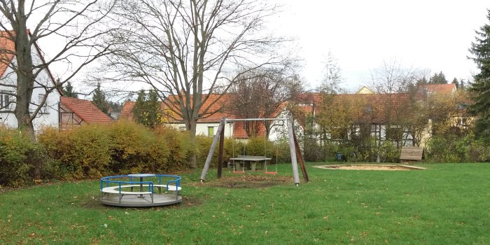Interner Verweis: Karussell und Doppelschaukel auf dem Spielplatz Am Wolfsbrunnen im Erfurter Ortsteil Schmira