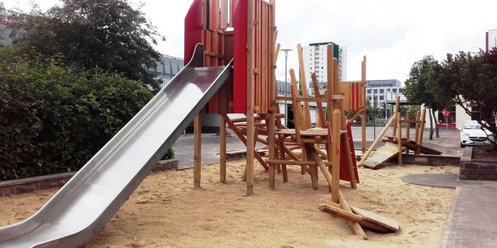 Foto: Spielplatz Moskauer Platz: Kombispielgerät © Stadtverwaltung Erfurt Rutschenturm und Kletterelemente aus Holz