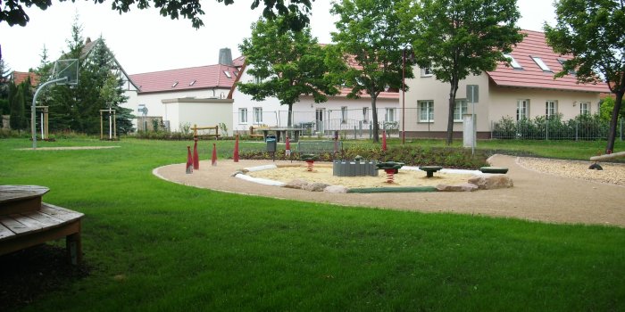 Foto: Spielplatz Straße der Einheit © Stadtverwaltung Erfurt Sandkiste mit Federtieren. Im Hintergrund Basketballanlage