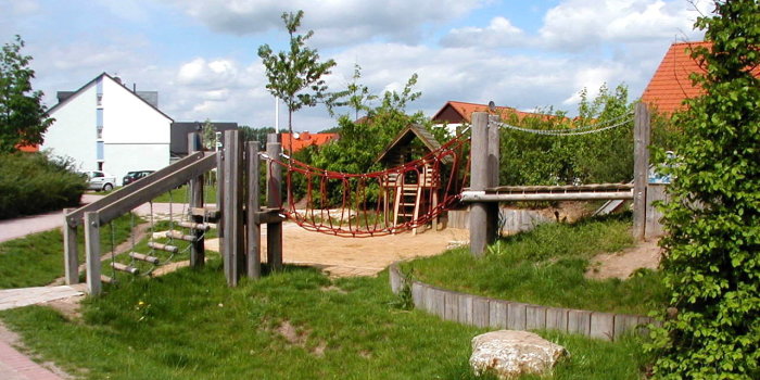 aus Holzpfosten-/balken bestehende Spielanlage