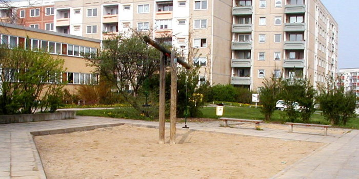 Foto: Spielplatz Curiestraße: Waage © Stadtverwaltung Erfurt große Sandfläche mit Waage aus Holz mit zwei Sitzen