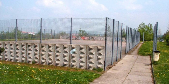 Foto: Bolzplatz Singerstraße: Bolzplatz © Stadtverwaltung Erfurt eingezäunter Bolzplatz