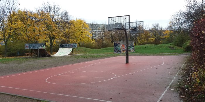Foto: Spiel- und Bolzplatz Kranichfelder Straße: Basketballanlage © Stadtverwaltung Erfurt Zwei Halbfelder mit Basketballkorb Kopf an Kopf