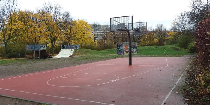 Zwei Halbfelder mit Basketballkorb Kopf an Kopf