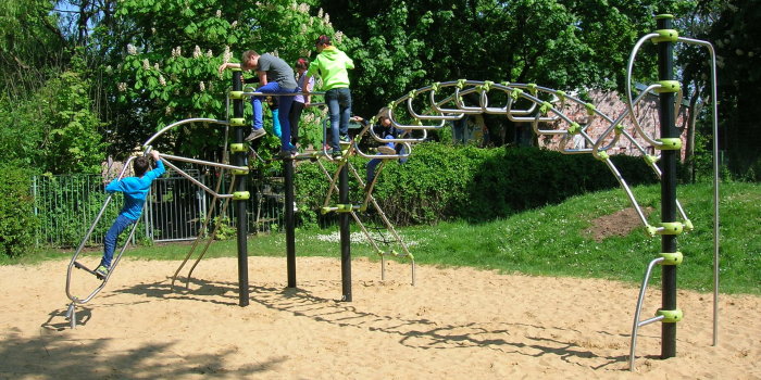Foto: Spielplatz und Skateanlage Hallesche Straße: Kletterkombination © Stadtverwaltung Erfurt große Sandfläche mit grün-schwarzem Klettergerüst