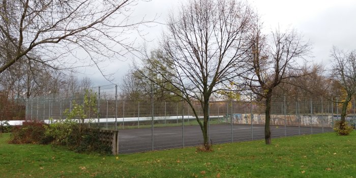 Foto: Bolzplatz Györer Straße: Bolzplatz © Stadtverwaltung Erfurt eingezäunter Bolzplatz