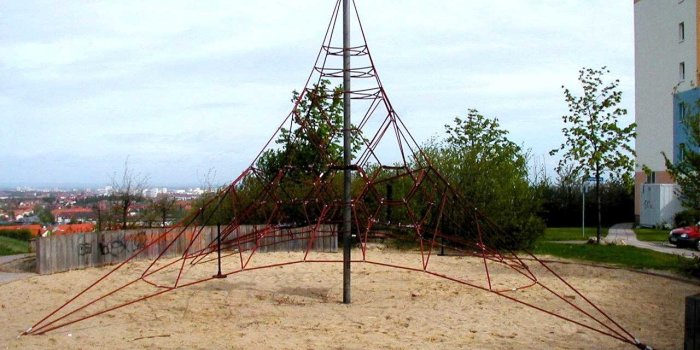 Foto: Spielplatz Heckenrosenweg: Seilzirkus mit Sandkasten © Stadtverwaltung Erfurt dreieckförmig abgespannte Seile zu einem mittleren Pfosten zusammengeführt
