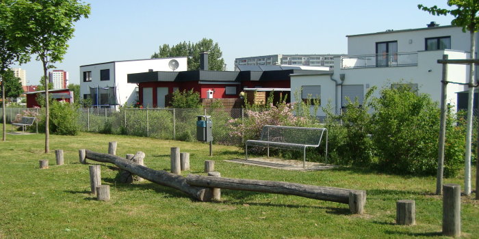 Foto: Spielplatz Joachim-Bellermann-Straße: Balancierbalken © Stadtverwaltung Erfurt Balken und Pfosten aus Holz zum Balancieren