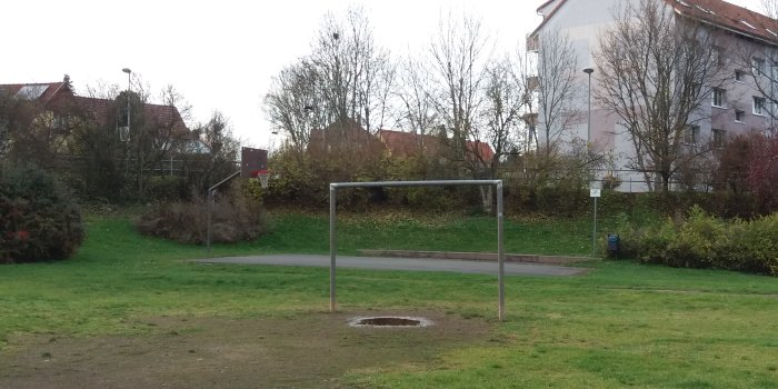 Foto: Bolzplatz Kilianipark © Stadtverwaltung Erfurt Fußballtor und Basketballplatz