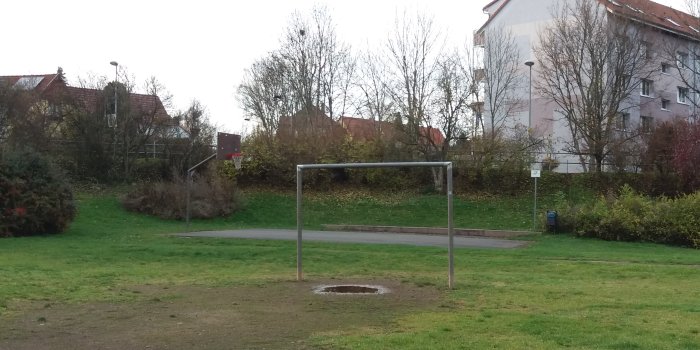 Fußballtor und Basketballplatz