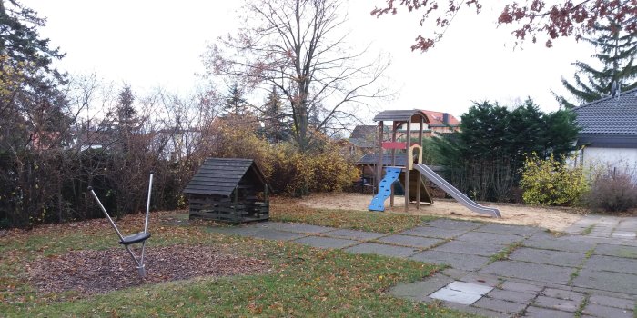 Foto: Spielplatz Kastanienweg: Drehteller, Spielhaus und Rutschenturm © Stadtverwaltung Erfurt Drehteller aus Metall, kleines Spielhaus aus Holz und bunter Turm aus Holz mit Rutsche