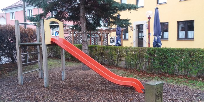 Foto: Spielplatz Vor dem Teiche: Rutschenturm © Stadtverwaltung Erfurt Aus 4 Holzpfählen bestehender Turm mit Rutsche aus Kunststoff