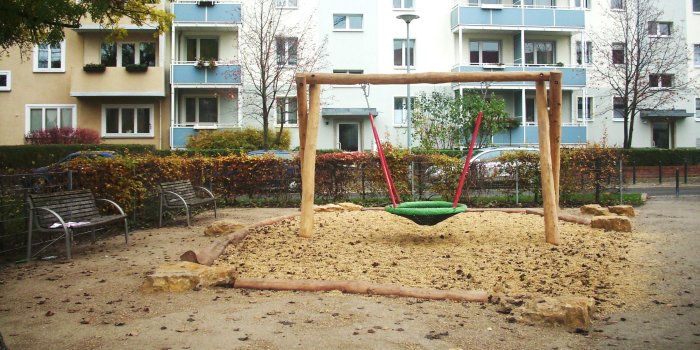 Interner Verweis: Nesthockerschaukel auf dem Spielplatz auf dem Hanseplatz im Erfurter Stadtteil Krämpfervorstadt