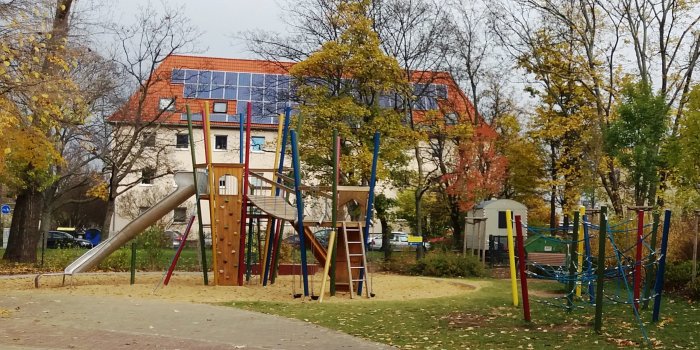 Foto: Spielplatz Eugen-Richter-Straße: Kletterkombination und Kombi-Spielanlage mit Rutsche © Stadtverwaltung Erfurt große Sandfläche mit buntem Kletter- und Rutschenturm aus Holz und Klettergerüst aus blauen Seilen