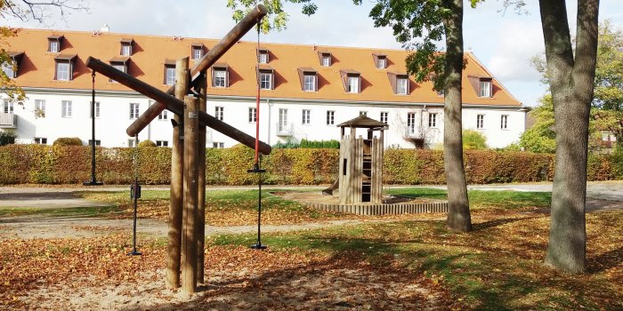 Interner Verweis: Kreuzwaage und Rutschenturm auf dem Spielplatz auf dem Petersberg Freilichtbühne im Erfurter Stadtteil Altstadt
