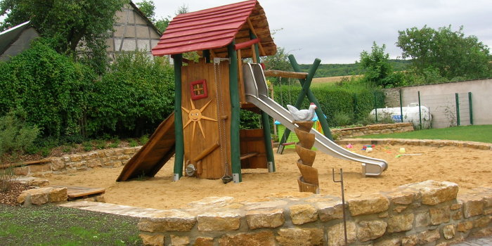 Foto: Spielplatz Zum Strohberg: Kombi-Spielanlage © Stadtverwaltung Erfurt Turmhaus mit Aufstiegsmöglichkeiten und Rutsche