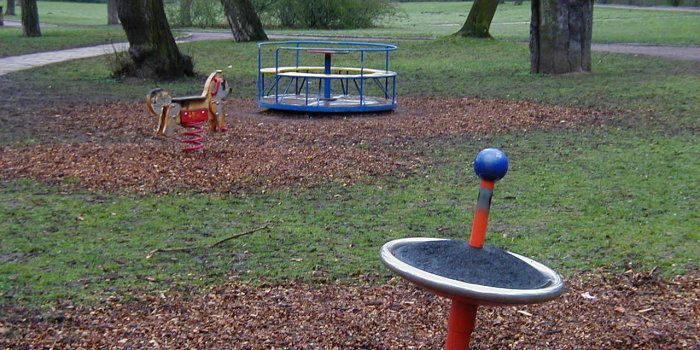 Foto: Spielplatz Dreienbrunnenpark: Drehteller, Federtier und Karussell © Stadtverwaltung Erfurt Federtier in Form eines Pferdes, kleiner rot-blauer Drehteller und kleines rot-blau-gelbes Karussell