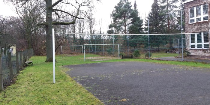 Volleyballfeld und dahinter Fußballfeld