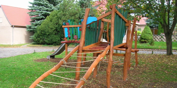 Foto: Spielplatz Am Weiherweg: Kletterkombination © Stadtverwaltung Erfurt Aus Holzbalken und Seilen bestehende Kletter- und Ebenengerüst mit Rutsche