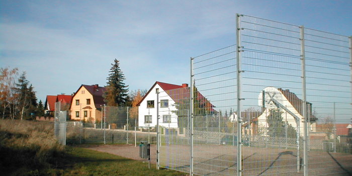 eingezäunter Bolzplatz mit Fußballtor