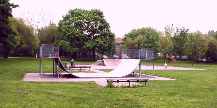 Foto: Skateranlage Nordpark © Stadtverwaltung Erfurt Mehrere Rampen und Halbröhren auf Wiesenfläche