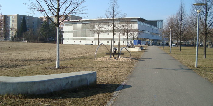Foto: Spielplatz Amploniusweg: Sitzecken und Spielgeräte © Stadtverwaltung Erfurt Sitzecken und Spielgeräte am Fußweg zur Universitätsbibliothek entlang