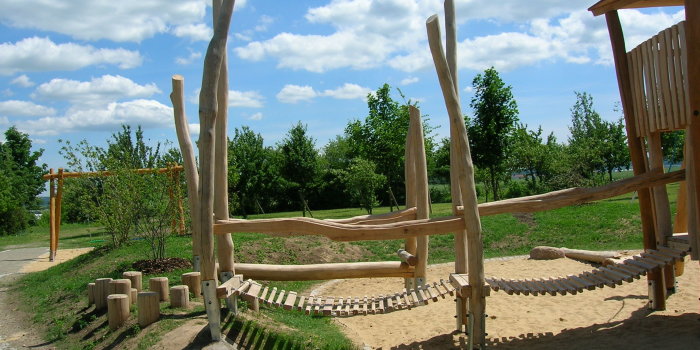 Foto: Spielplatz Oskar-Schlemmer-Straße © Stadtverwaltung Erfurt Balancierelemente wie Pfosten, Holzbrücken verbunden zu einem Turm