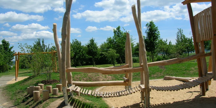 Balancierelemente wie Pfosten, Holzbrücken verbunden zu einem Turm