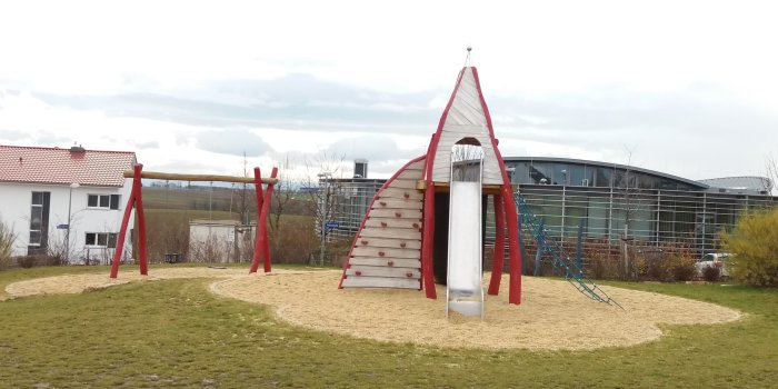 Foto: Spielplatz Andromedastraße: Doppelschaukel und Kombi-Spielanlage mit Rutsche © Stadtverwaltung Erfurt große Sandfläche mit Kletterturm aus Holz mit Rutsche und Schaukel mit zwei Sitzen