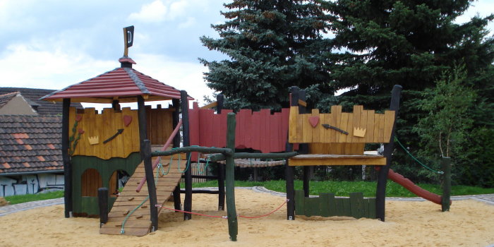 Foto: Spielplatz Kirchstraße: Kombi-Spielanlage © Stadtverwaltung Erfurt große Sandfläche mit großem rot-gelb-grünen Kletterschloss aus Holz