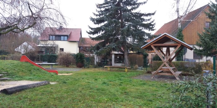 Foto: Spielplatz An der Gerabrücke © Stadtverwaltung Erfurt Spielfläche mit Sitzhütte, Wackelbalken, Rutsche, Sandkiste und Tischtennisplatte