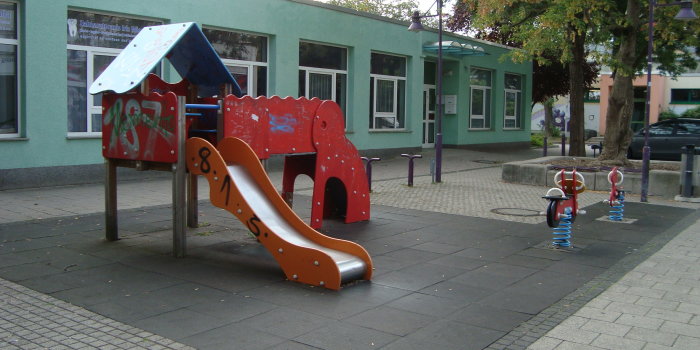 Foto: Spielplatz Martin-Niemöller-Straße © Stadtverwaltung Erfurt Drehscheiben, Federtiere, Spielhaus
