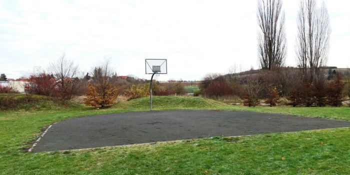 Foto: Bolzplatz Haarbergstraße: Basketballanlage © Stadtverwaltung Erfurt Hartplatz umgeben von Rasen