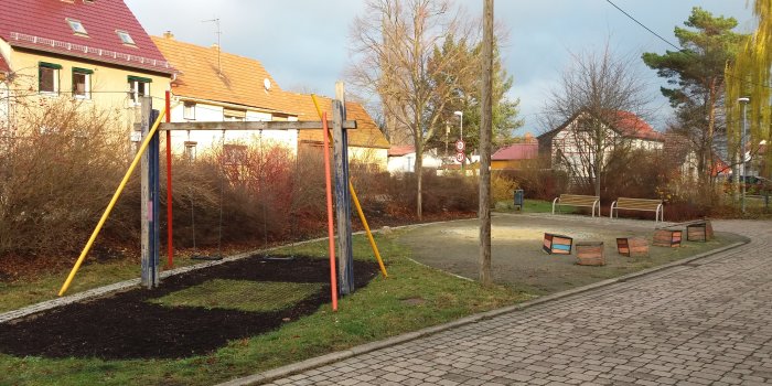 Doppelschaukel aus Holzgestell, Sandkiste mit Sitzbänken