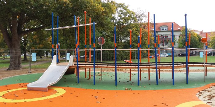 Interner Verweis: Kombi-Spielanlage mit Rutsche auf dem Spielplatz in der Tettaustraße im Erfurter Stadtteil Brühlervorstadt