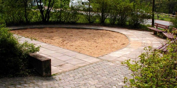 Foto: Spielplatz Albert-Einstein-Straße: Sandkasten © Stadtverwaltung Erfurt halbrunder Sandkasten