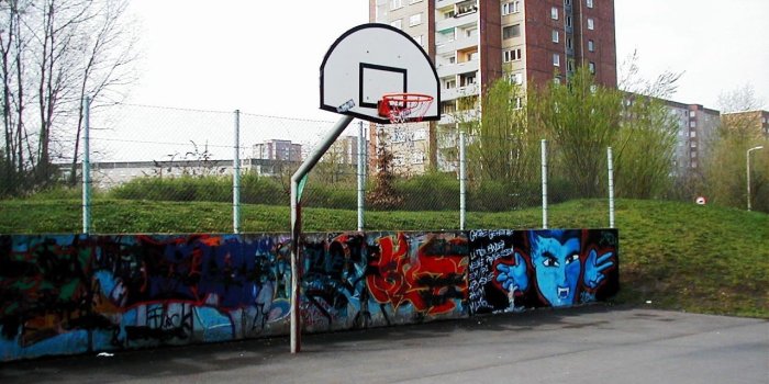 Bolzplatz und Basketballfläche mit Ständer und Korb