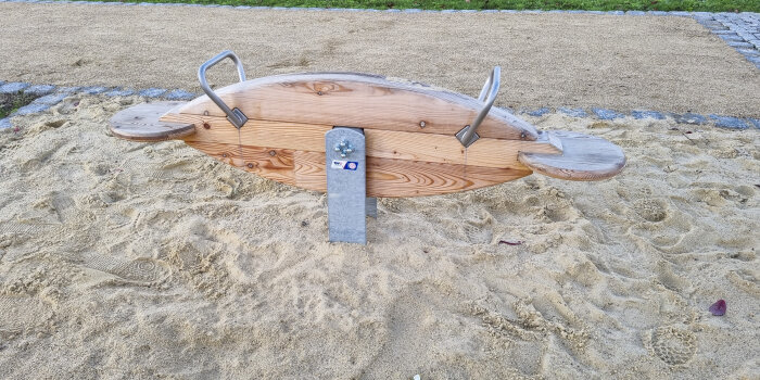 kleine Wippe auf einem Spielplatz