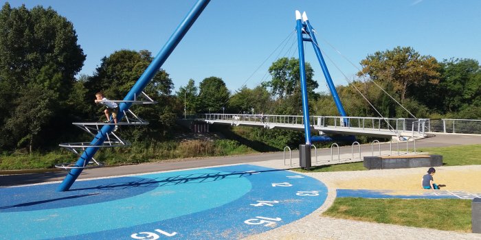 blaue Sonnenuhr mit blauer Kletterstange, die als Zeiger der Sonnenuhr dient