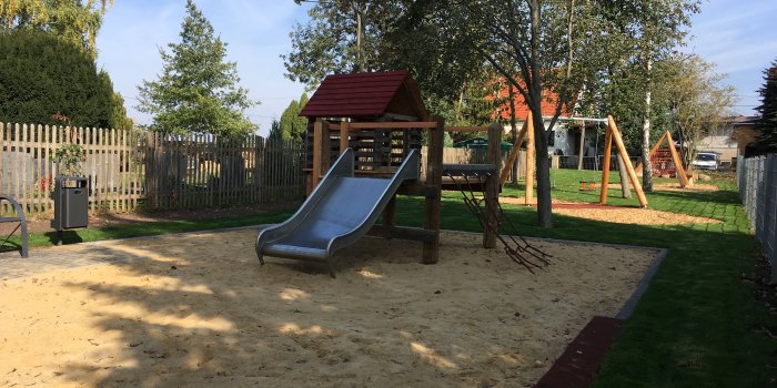 Foto: Spielplatz Ermstedt Am Kirchgraben © Stadtverwaltung Erfurt Plattformhaus aus Holtelementen mit Rutsche aus Metall und Sandkasten im Vordergrund