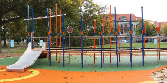 Foto: Spielplatz Tettaustraße: Kombi-Spielanlage mit Rutsche © Stadtverwaltung Erfurt orange-blaues Klettergerüst mit breiter Rutsche