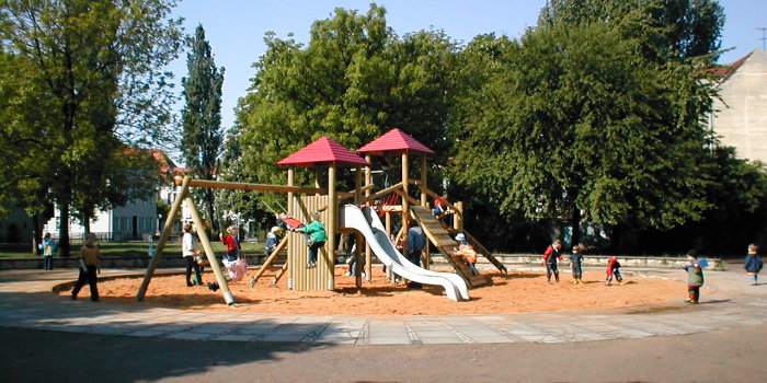 Foto: Spielplatz Gotthardtstraße: Kombi-Spielanlage mit Rutsche und Doppelschaukel © Stadtverwaltung Erfurt große Sandfläche mit zwei Klettertürmen aus Holz, Rutsche und Schaukel mit zwei Sitzen