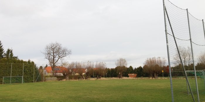 Foto: Bolzplatz Frienstedter Straße © Stadtverwaltung Erfurt Grüne Ballspielfläche mit Toren und Fangnetzen