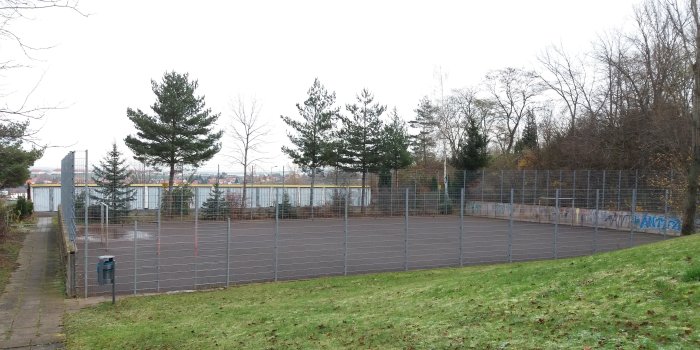 eingezäunter Bolzplatz mit Fußballtoren